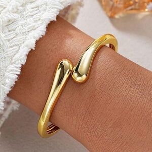 NEW Elegant Gold Tone Twist Cuff Bracelet